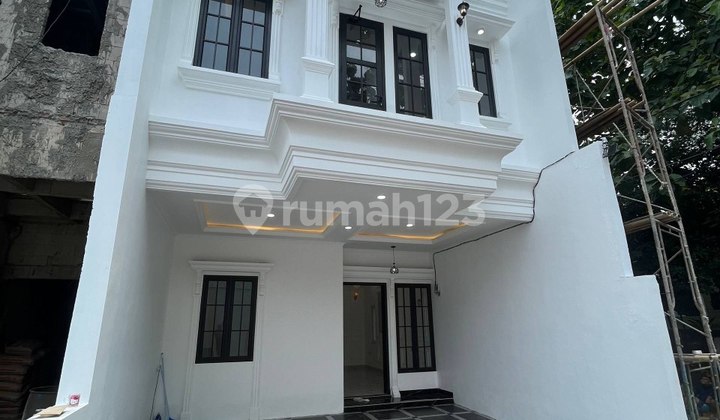 Rumah Bergaya American Classic di Tanah Baru Rumah Bergaya American Classic di Tanah Baru