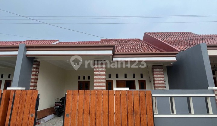 Own a Comfortable Home in the Strategic Location of Rangkapan Jaya Area.