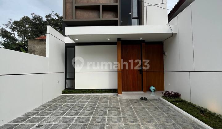 Dijual Rumah Mewah 2 Lantai Nyaman dan Strategis