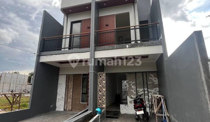 Rumah 2 Lantai Modern Akses Nyaman dan Strategis
