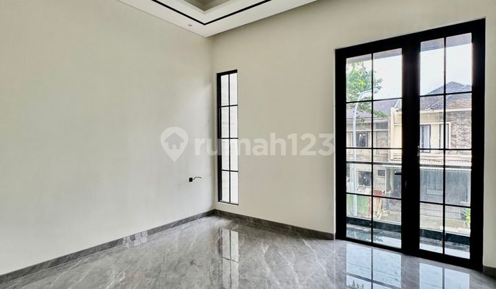 For Sale Super Luxury Ready-to-Occupy House in Green Nature Citraland 3 Floors 210M Land Area 4 Bedrooms Near Pakuwon Mall and West Surabaya Modern Market 2