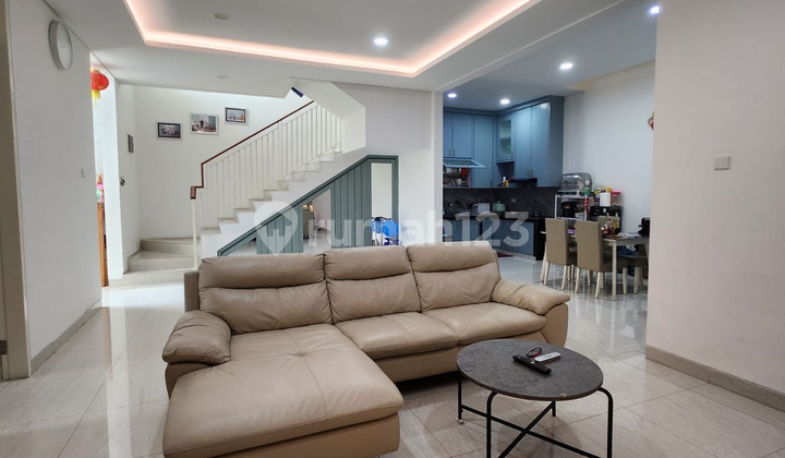 Dijual Rumah Grand Pakuwon Semi Furnish 2Lt Lb212m Dekat Food Junction Mall