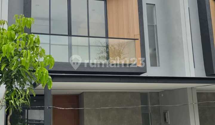 For Rent 3-Story House with Attic Northwest Park 5 Bedrooms Land Area 72M Near Ciputra University West Surabaya