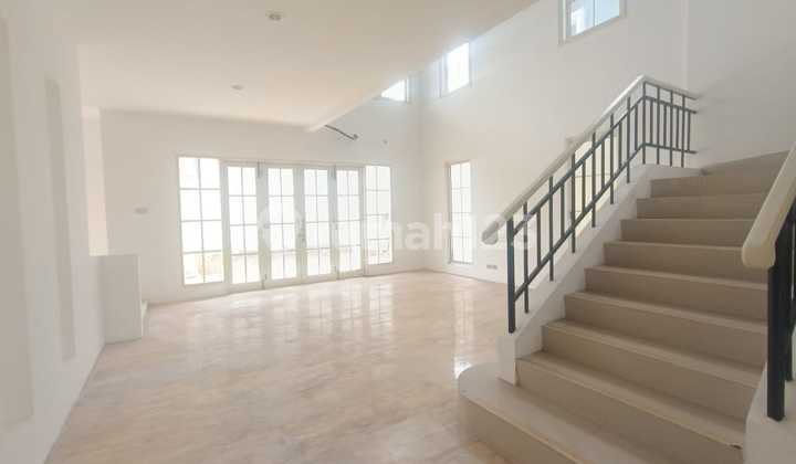 For Rent: Waterfront House in Citraland Near Ciputra University, Affordable, Move-in Ready, Main Road Outside Cluster, Land Area 600m², 4 Bedrooms, Near Pakuwon Mall, West Surabaya