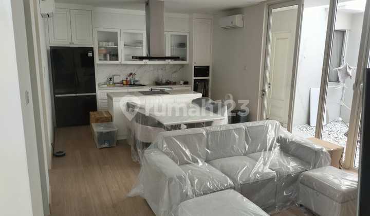 Disewakan Rumah Full Furnished Grand Pakuwon Cluster Brisbane 2 Lantai Super Mewah Surabaya Kota 2