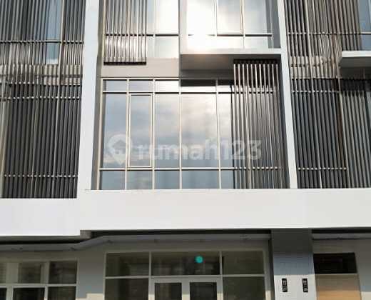 For Rent: 3-Story Northwest Shop House Ready to Occupy, Land Area 146m², West Facing, Near Sport Center, West Surabaya 1