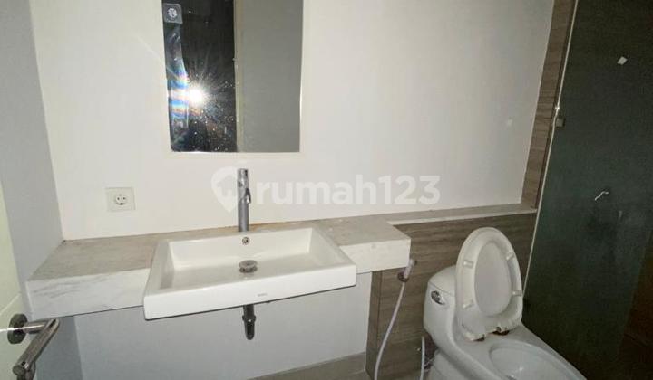 For Rent Modern Minimalist House, Bukit Mas Tourism, 3 Floors, 3 Bedrooms, Notredame Cluster, Area 137m², Near Pakuwon Mall, A Step Away to Citraland, West Surabaya.