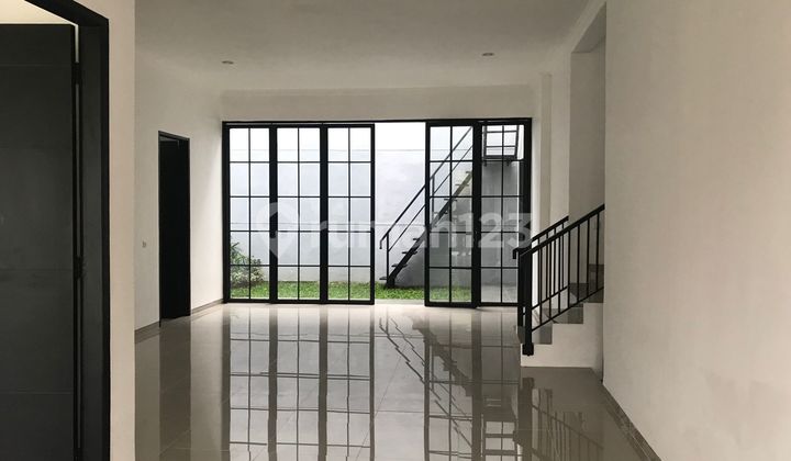 Disewakan Rumah Semi Furnish Graha Sampurna Wiyung 4 Kamar Lt 180M Dekat Pakuwon Mall Surabaya Barat