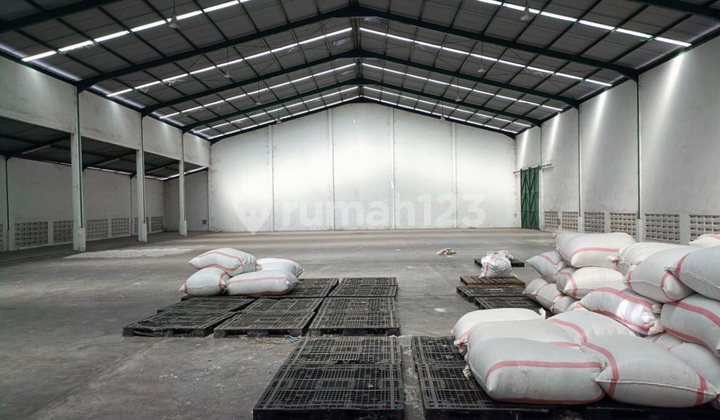 For Rent: Warehouse for Fee Only, Popoh Japanan Wonoayu, Area 2784m², Road Row Container Access, and Includes an Office. For Rent: Warehouse for Fee Only, Popoh Japanan Wonoayu, Area 2784m², Road Row Container Access, and Includes an Office.