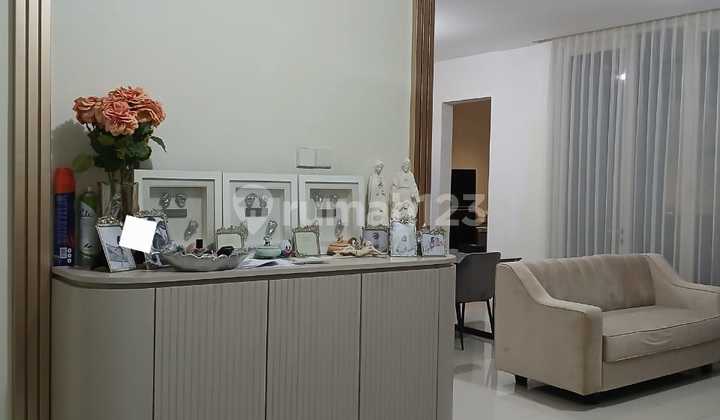 Disewakan Rumah Full Furnish Cantik Cluster South Victoria 2 Lantai 3 Kamar Dekat Food Junction Surabaya Pusat