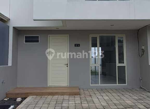 Disewakan Rumah Baru Kinyis Dian Istana Wiyung 2lantai 2br Luas 150m Dekat Pakuwon Mall Dan Selangkah Ke Citraland