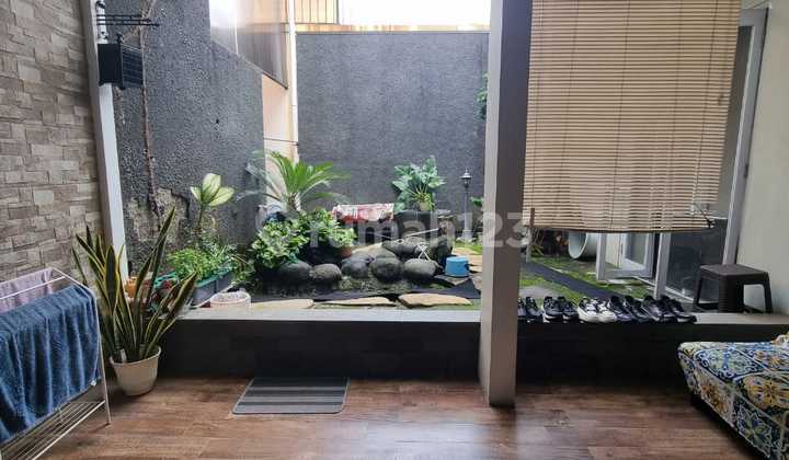 Disewakan Rumah 2 Lantai Semi Furnish Taman Puspa Raya Citraland Dekat Pasar Modern dan Pakuwon Mall Surabaya Barat 2