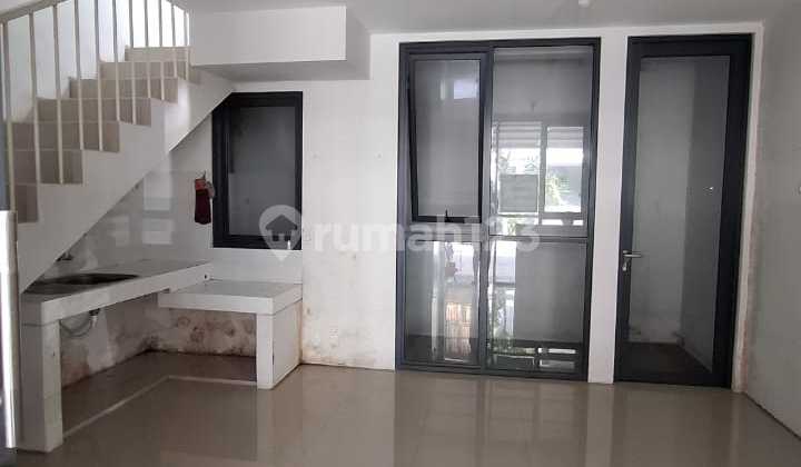 For Rent: Royal Residence Cluster Serenade 3-Story House, 3 Bedrooms, Land Area 90m², Wiyung, Near Pakuwon Mall, West Surabaya