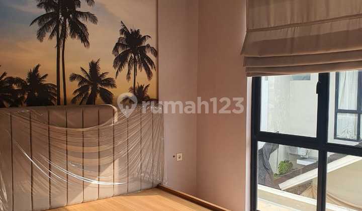 For Rent: 2-Story Northwest Lake View House, 3 Bedrooms, Near Pakuwon Mall and Ciputra University, West Surabaya, Fronting the Lake.