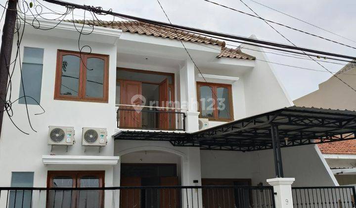 Disewakan Rumah Dukuh Kupang Timur 2 Lantai 3 Kamar Tidur Dekat Ke Pakuwon Mall Dan Selangkah Ke Citraland 2