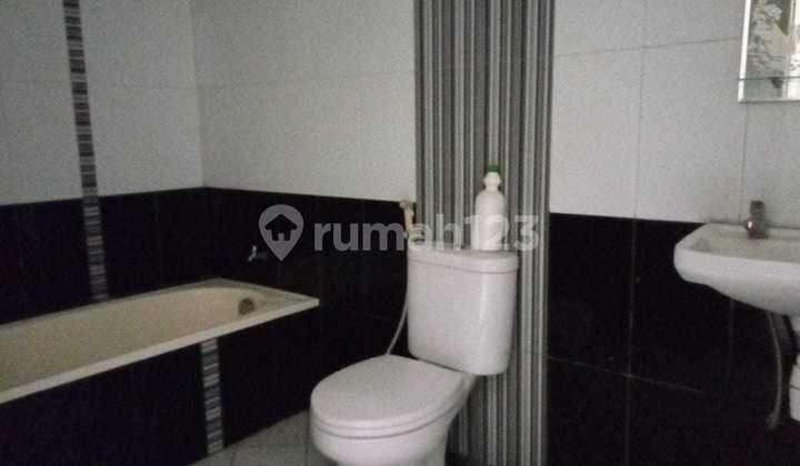 For Rent, Ready-to-Occupy Single-Story Eastwood House, 100M Area, 3 Bedrooms, Hook, Near Pakuwon Mall, West Surabaya 2