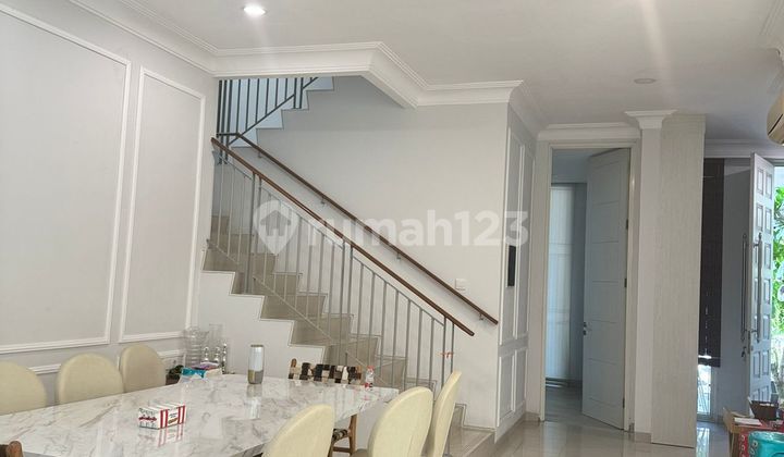 For Sale: The Mansion House, Move-In Ready, Good Quality Furnishings, in Pakuwon Indah, 2 Floors, 200m² Area, Near Pakuwon Mall. 2