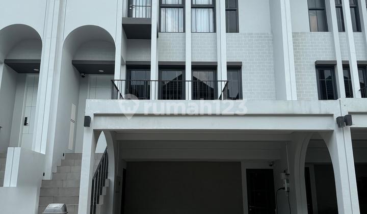 Dijual Rumah 3 lantai renovated furnished siap huni di Cluster Aether Green Wich BSD City - Ylefb