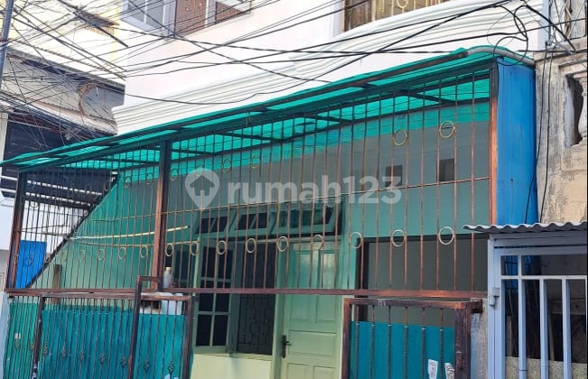 Rumah Bagus 3 Lantai SHM di Jelambar