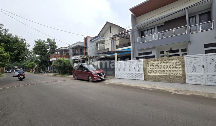House With Swimming Pool in Griya Loka BSD 2