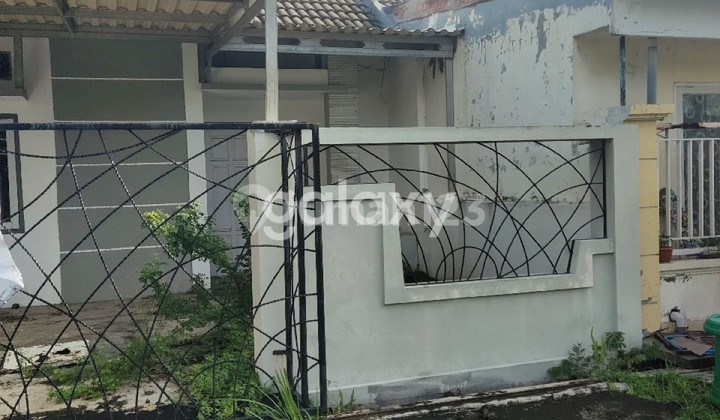 Rumah Depan Taman Bermain