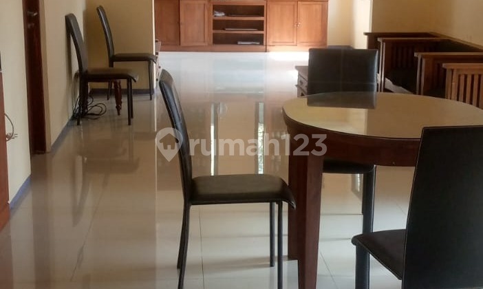 ruang makan rumah klasik full furnished rancamaya