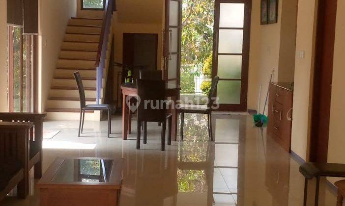 ruang tamu rumah klasik full furnished rancamaya