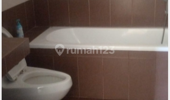 kamar mandi rumah klasik full furnished rancamaya