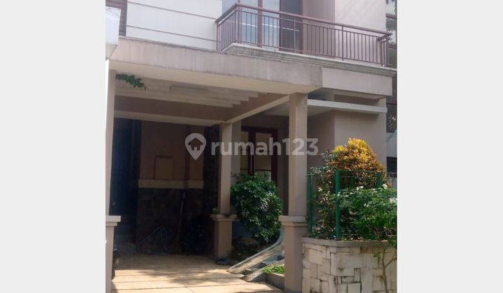 tampak depan rumah klasik full furnished rancamaya