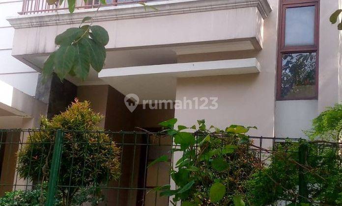 tampak depan rumah klasik full furnished rancamaya