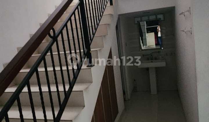 Dijual Rumah 2,5 Lantai di Cluster Barcony 3, BSD 2