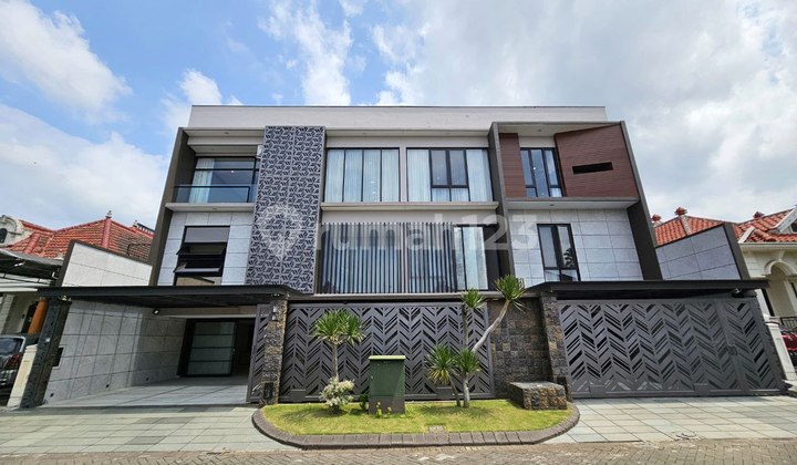 Rumah Full Furnish 3 Lantai di Istana Dieng Malang