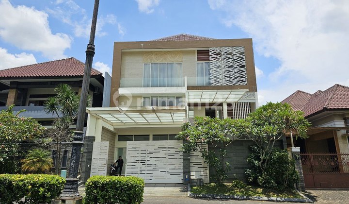Rumah Mewah Plus Kolam Renang di Istana Dieng Malang Rumah Mewah Plus Kolam Renang di Istana Dieng Malang