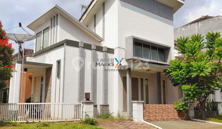 Rumah Hook Modern Minimalis di Villa Puncak Tidar Malang