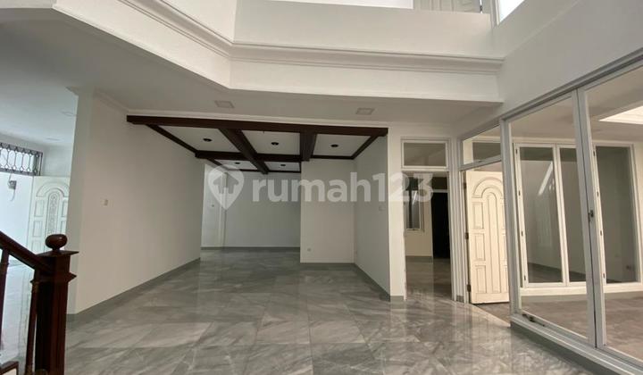 Disewa Rumah Bagus Luas di Tanjung Duren Utara, Lt. 198M2, 4Kt, 2 Lantai, Jakarta Barat