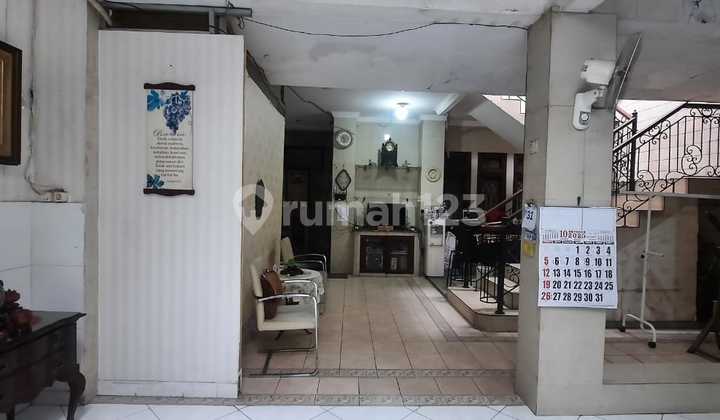 For Sale Spacious Cheap House in Tanjung Duren, Land Area 300m2, 1.5 Floors, West Jakarta