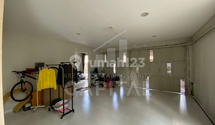 House in Istana Regency behind Botanica Pasteur. 2