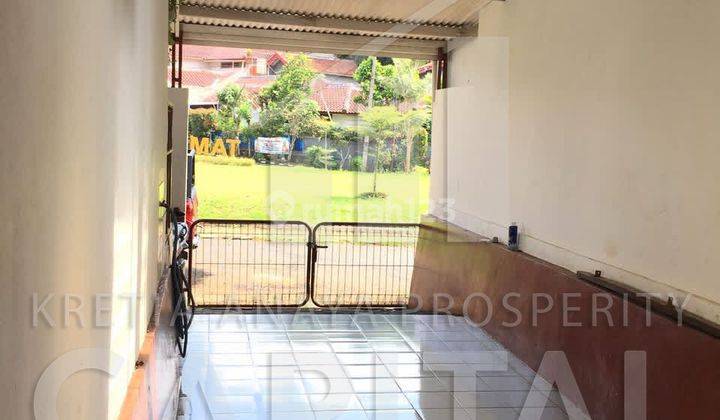 garasi/carport jual rumah asri di komplek