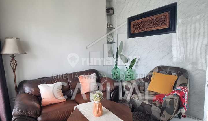 A House with a Strategic Hook Position in the Tatar Jingganagara Area of Parahyangan New Town