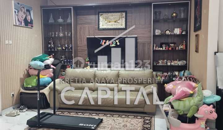 Semi-Furnished House with Well-Maintained Hook Position and Ready to Occupy in the Jingganagara Area of Parahyangan New City.