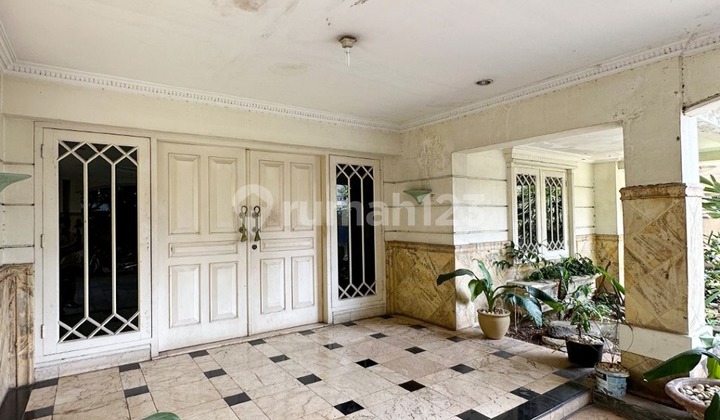 Dijual Rumah 2 Lantai di Menteng. Lokasi Elite, Dekat Jl. Suwiryo