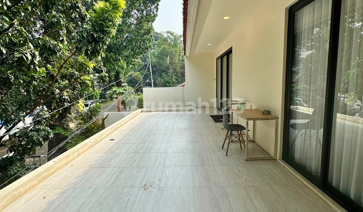 Dijual Rumah Hook 2 Lantai di Belakang Senayan City