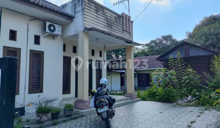 Rumah Luas Siap Huni di Jl. Cemara Gg. Waringin Medan - SHM, Hadap Timur, Lokasi Strategis!