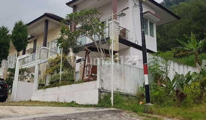 Modern House in Batu Malang with Children's Private Pool &amp; Captivating Mountain View 2