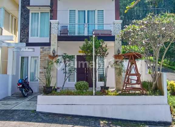 Rumah Modern di Batu Malang dengan Private Pool Anak & Pemandangan Gunung yang Menawan