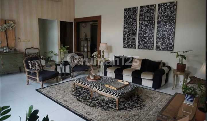 Rumah Mewah Homie di Tebet, Strategis & Langka - LT 280m² SHM