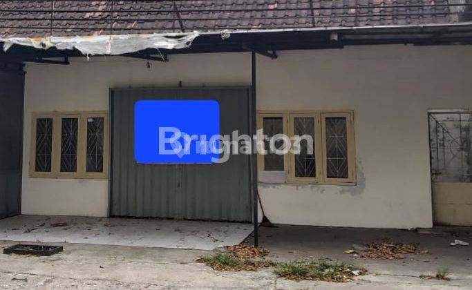 RUMAH ATAU GUDANG HITUNG TANAH DI PINGGIR JALAN LEBAR 1