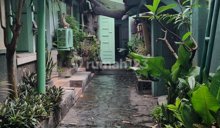 Vintage House in the Center of Solo City 2