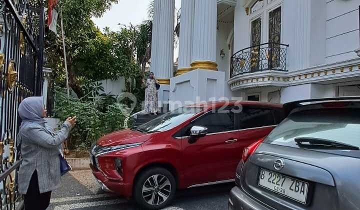 Luxury and Sturdy 3-Story House in a Prime Location in Central Jakarta 2