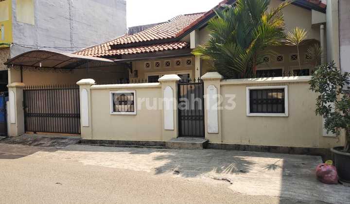For Sale, Well-Maintained Second-Hand House One Step to Becak Kayu Kalimalang Toll Road.